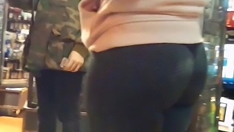 Candid ass in leggings bend over