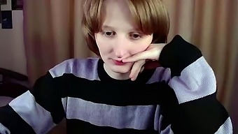 Morena amadora se masturba na webcam, ficando toda exposta e excitada.