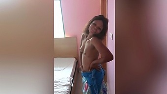 Amatör siyahi güzellerle siyah vajina yalama.