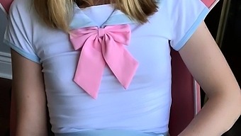 Güzel rus kız, kamerada farklı seks oyuncaklarıyla mastürbasyon yapıyor.