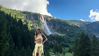 一个年轻女孩在户外和男友疯狂做爱,场面火辣到爆。